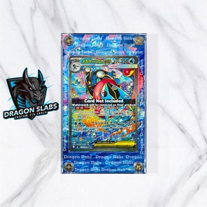 Könnte beinhalten: Ein klarer Acryl-Koffer mit einer Pokémon-Sammelkarte. Die Karte zeigt einen blau, rot und schwarzen Charakter mit japanischem Text. Der Koffer ist mit "Dragon Slabs" beschriftet und hat ein Drachenlogo.