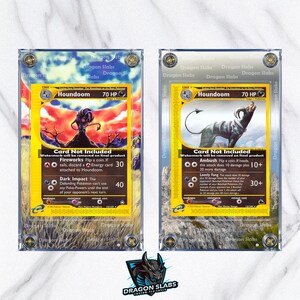 Könnte beinhalten: Zwei Houndoom Pokémon-Sammelkarten in Schutzhüllen. Die Karten zeigen Illustrationen einer Houndoom-Kreatur mit verschiedenen Angriffsbezeichnungen und HP. Die Hüllen sind transparent mit einem Dragon Slabs-Logo.