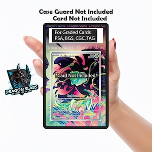 Könnte beinhalten: Ein schwarzer Kartenhalter mit dem Text "For Graded Cards PSA, BGS, CGC, TAG" und "Dragon Slabs" wird in einer Hand gehalten. Eine Bulbasaur-Karte ist im Inneren sichtbar. Der Text "Case Guard Not Included Card Not Included" steht oben.