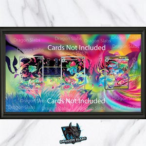 Könnte beinhalten: Ein schwarz gerahmter Display-Koffer mit drei farbenfrohen Sammelkarten. Die Karten sind vor einem lebendigen, abstrakten Hintergrund mit dem Text "Cards Not Included" und "Dragon Slabs" platziert. Das Dragon Slabs-Logo befindet sich unten.