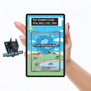 Puede incluir: Un soporte de tarjeta negro con una tarjeta Pokémon Mew ex azul y blanca en su interior. El soporte tiene el texto "For Graded Cards PSA, BGS, CGC, TAG" y "Card Not Included". El logotipo de Dragon Slabs es visible.
