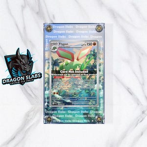 Puede incluir: Una carta Pokémon Flygon en una funda protectora transparente. La carta presenta una criatura verde y roja con el texto "Flygon" y "150". La funda tiene el texto "Dragon Slabs" repetido en los bordes. El fondo es un patrón de mármol blanco y gris.
