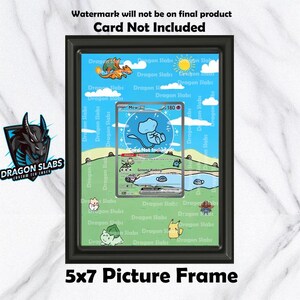 Puede incluir: Un marco de fotos negro de 5x7 pulgadas que muestra una carta de Pok&eacute;mon con un personaje Mew azul. El fondo tiene un paisaje de dibujos animados con varios personajes de Pok&eacute;mon. El texto en el marco dice "Card Not Included".