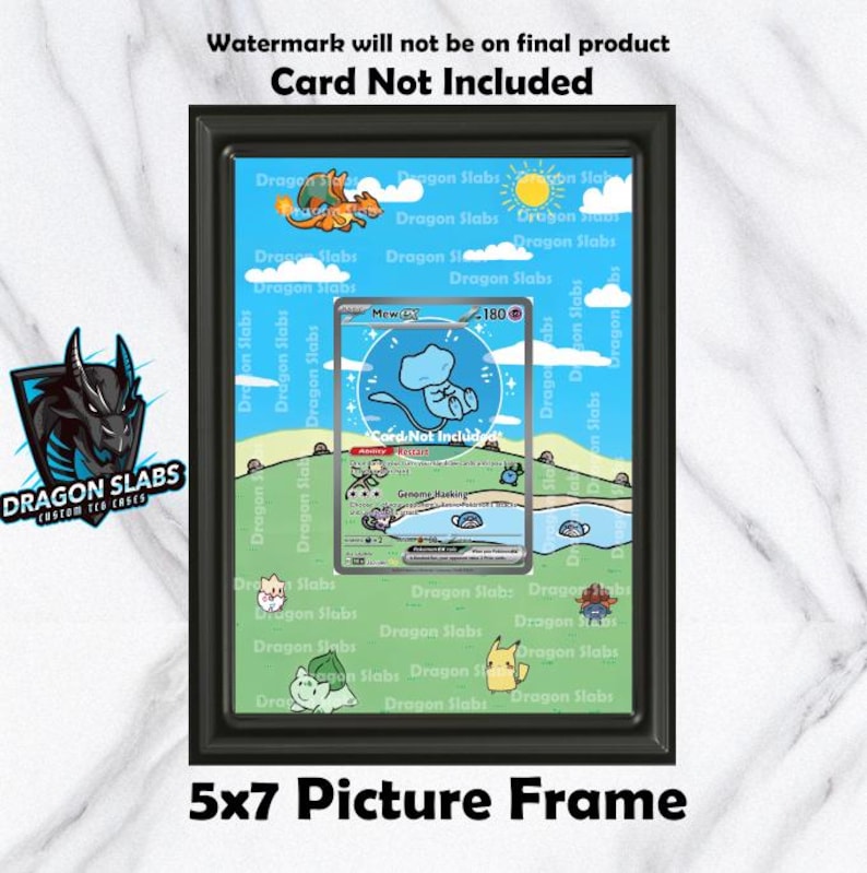 Puede incluir: Un marco de fotos negro de 5x7 pulgadas que muestra una carta de Pok&eacute;mon con un personaje Mew azul. El fondo tiene un paisaje de dibujos animados con varios personajes de Pok&eacute;mon. El texto en el marco dice "Card Not Included".