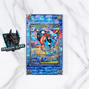 Könnte beinhalten: Eine Pokemon-Sammelkarte von Mega Greninja EX in einem blauen Dragon Slabs-Gehäuse. Die Karte zeigt eine blaue, rote und schwarze Figur mit dem Text "Mega Greninja EX" und "350". Das Gehäuse hat das Dragon Slabs-Logo.