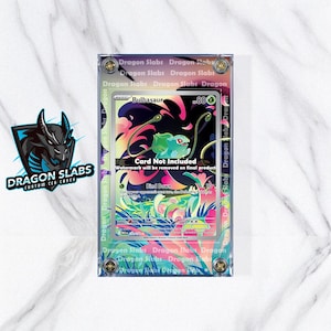 Könnte beinhalten: Eine transparente Acrylhülle mit einer Pokémon-Sammelkarte darin. Die Karte zeigt eine Bulbasaur-Illustration mit grünen und rosa Farbtönen. Auf der Hülle steht der Text "Dragon Slabs".