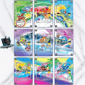Puede incluir: Se muestran nueve cartas coleccionables de Pokémon en estuches protectores. Cada carta presenta un personaje diferente con fondos coloridos. Las cartas están etiquetadas con el logotipo de Dragon Slabs y el texto "Card Not Included."