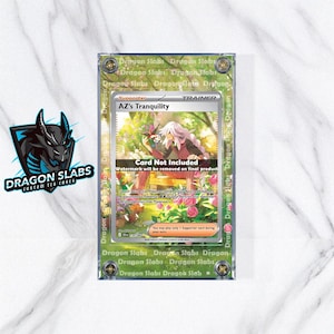 Può includere: Una custodia TCG personalizzata di Dragon Slabs, con una carta con il testo "AZ's Tranquility". La custodia ha un bordo verde con le parole "Dragon Slabs" e un logo di drago. La carta non è inclusa.