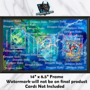 Könnte beinhalten: Ein gerahmtes Display mit drei Sammelkarten mit farbenfrohen Illustrationen, vor einem blau-grünen Hintergrund. Der Rahmen misst 35,5 cm x 21,6 cm. Der Text "Dragon Slabs" wiederholt sich im gesamten Design.