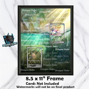 Puede incluir: Exhibición enmarcada en negro con dos cartas coleccionables. El fondo muestra un paisaje sereno con el texto "Dragon Slabs" repetido. El tamaño del marco es de 21,6 x 27,9 cm. El texto "Cards Not Included" es visible.