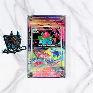 Könnte beinhalten: Eine transparente Schutzhülle für eine Sammelkarte mit einer farbenfrohen Ivysaur-Karte. Die Hülle trägt den Text "Dragon Slabs" und "Card Not Included". Das Wasserzeichen wird vom Endprodukt entfernt.