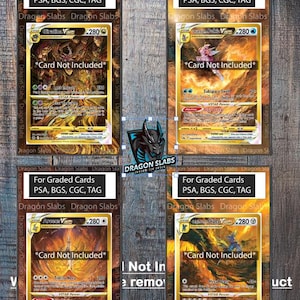 Puede incluir: Cuatro portadores de cartas clasificadas con bordes dorados, cada uno con una carta coleccionable diferente. Las cartas están etiquetadas como "Tarjeta no incluida" y presentan varios personajes y habilidades. La parte superior de cada portador dice "Para cartas clasificadas PSA, BGS, CGC, TAG".