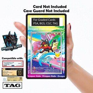 Könnte beinhalten: Eine schwarze und rote Kartenhülle mit dem Text "Dragon Slabs" und "For Graded Cards". Die Hülle enthält eine Litten Pokémon-Karte. Kompatibel mit PSA, BGS, CGC und TAG Karten.