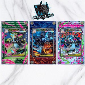 Puede incluir: Tres fundas TCG personalizadas con ilustraciones vibrantes de Mega Charizard X y otros personajes. Cada funda tiene una combinación de colores única, incluyendo verde, azul y rosa, con el texto "Dragon Slabs" y "Card Not Included".