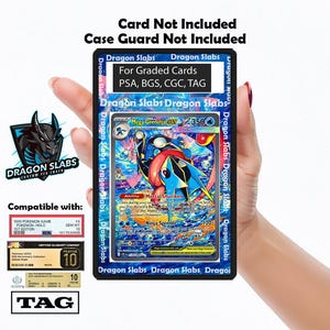Könnte beinhalten: Ein schwarzes Dragon Slabs-Etui mit einer bewerteten Pokémon-Karte. Das Etui trägt den weißen Schriftzug "Dragon Slabs". Die Karte zeigt einen Mega Greninja EX-Charakter. Der Text "For Graded Cards PSA, BGS, CGC, TAG" ist ebenfalls sichtbar.