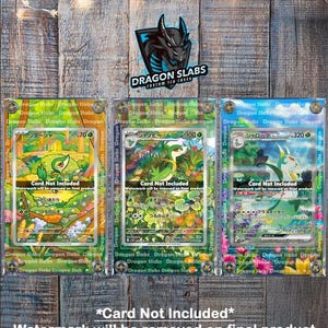 Peut inclure: Trois étuis pour cartes à collectionner avec des illustrations colorées et du texte japonais. Les étuis transparents mettent en valeur les cartes à l'intérieur. Le texte "Card Not Included" et "Watermark will be removed on final product" est visible. Un logo de dragon est en haut au centre.