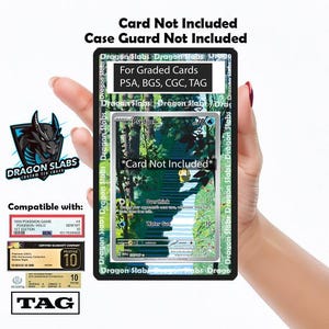 Può includere: Una custodia nera Dragon Slabs che contiene una carta Pokémon Psyduck. La custodia è progettata per carte classificate da PSA, BGS, CGC e TAG. Il testo sulla carta recita "Carta non inclusa". Il logo Dragon Slabs è visibile.