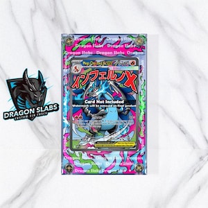 Puede incluir: Una funda TCG personalizada de Dragon Slabs con una carta Mega Charizard X. La carta está en una funda protectora con un borde colorido de color rosa, azul y verde. El logotipo de Dragon Slabs es visible en la esquina.