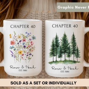 Peut inclure: Deux tasses en céramique blanche avec le texte "CHAPTER 40" et "Rose & Noah EST. 1986". L'une présente une illustration de bouquet de fleurs sauvages colorées, l'autre une forêt de pins verte. Le texte "Graphic Never Fade" est visible.