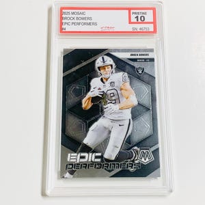 以下が含まれることがあります： アメフトのユニフォームを着たブロック・バウワーズをフィーチャーしたグレーディングされたトレーディングカード。カードは2025 Mosaic Epic Performersシリーズのもので、Pristine 10と評価されています。カードはモザイクデザインで、「EPIC PERFORMERS」の文字が入っています。