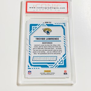 Op de afbeelding: Een beoordeelde trading card met Trevor Lawrence, een quarterback, met een blauw en wit ontwerp. De kaart zit in een doorzichtige plastic houder met het logo van "Iconic Grading Co.".