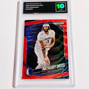 Könnte beinhalten: Eine bewertete Basketballkarte von Anthony Davis aus der Serie 2024-25 Panini Prizm Black. Die Karte hat ein Ruby Wave-Design und ist mit 10 bewertet. Sie befindet sich in einer transparenten Schutzhülle.
