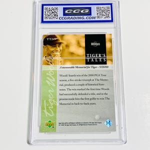 Op de afbeelding: Een door CCG beoordeelde ruilkaart met Tiger Woods. De kaart heeft de tekst "TIGER'S TALES" en "A memorable Memorial for Tiger - 5/28/00". De kaart is ingesloten in een doorzichtige plastic houder.