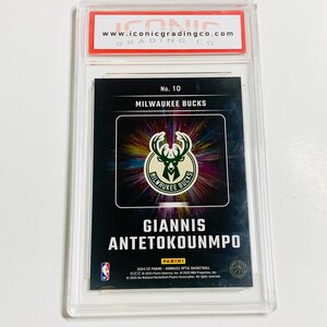 Pu&ograve; includere: Una carta collezionabile di basket di Giannis Antetokounmpo, valutata e racchiusa in un supporto di plastica trasparente. La carta presenta il logo dei Milwaukee Bucks e il nome "GIANNIS ANTETOKOUNMPO". Il logo e il sito web della societ&agrave; di valutazione sono visibili.