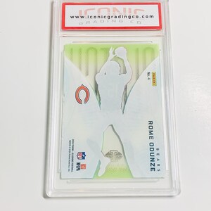 Puede incluir: Una tarjeta de colecci&oacute;n de f&uacute;tbol calificada con Rome Odunze de los Bears. La tarjeta est&aacute; dentro de un soporte de pl&aacute;stico transparente con el texto "www.iconicgradingco.com" y "GRADING CO". La tarjeta tiene una silueta de un jugador atrapando un bal&oacute;n.