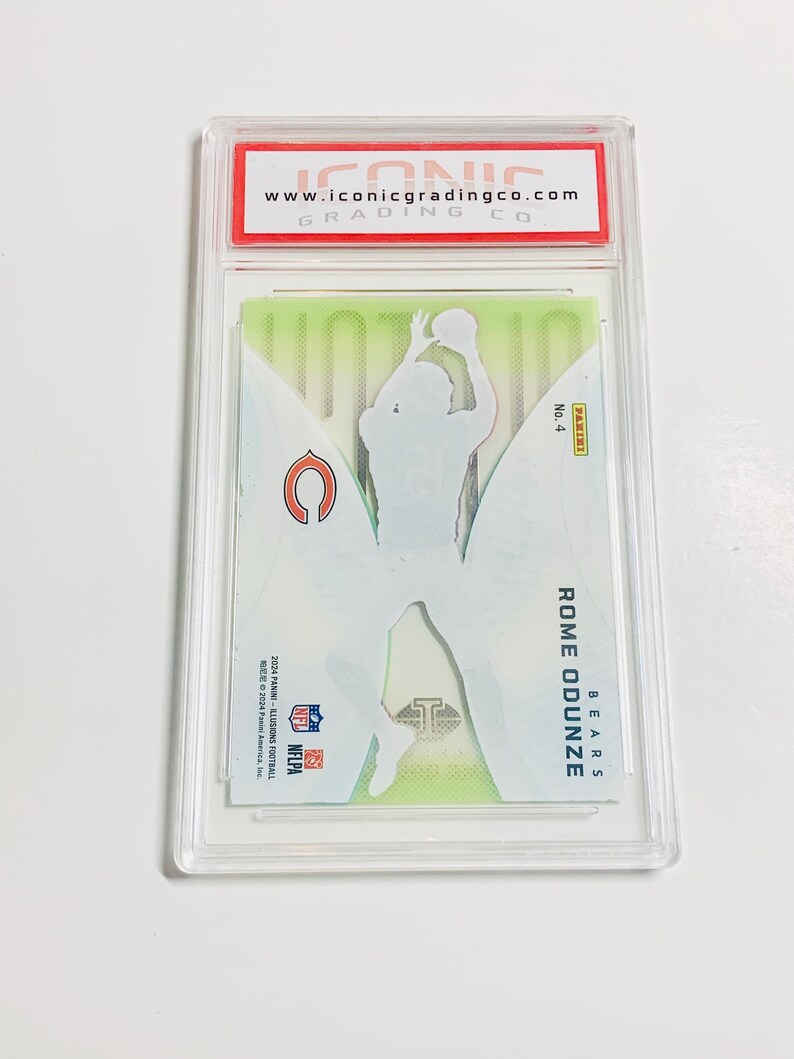 Puede incluir: Una tarjeta de colecci&oacute;n de f&uacute;tbol calificada con Rome Odunze de los Bears. La tarjeta est&aacute; dentro de un soporte de pl&aacute;stico transparente con el texto "www.iconicgradingco.com" y "GRADING CO". La tarjeta tiene una silueta de un jugador atrapando un bal&oacute;n.