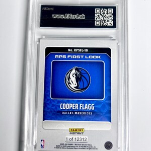 Może przedstawiać: Karta do koszyk&oacute;wki Cooper Flagg z Dallas Mavericks, oceniona i zamknięta w przezroczystym etui ochronnym. Karta ma niebiesko-biały design z tekstem "RPS FIRST LOOK" i "1 of 12312". Widoczna jest strona internetowa www.AiCard.uk.