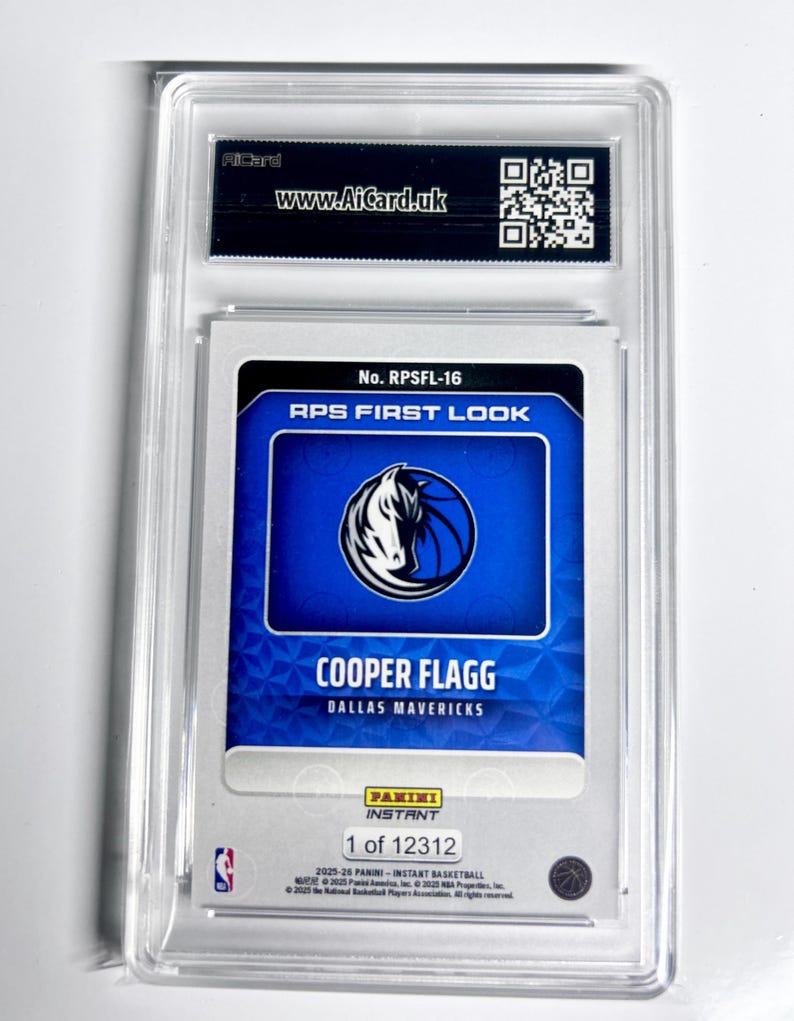 Może przedstawiać: Karta do koszyk&oacute;wki Cooper Flagg z Dallas Mavericks, oceniona i zamknięta w przezroczystym etui ochronnym. Karta ma niebiesko-biały design z tekstem "RPS FIRST LOOK" i "1 of 12312". Widoczna jest strona internetowa www.AiCard.uk.