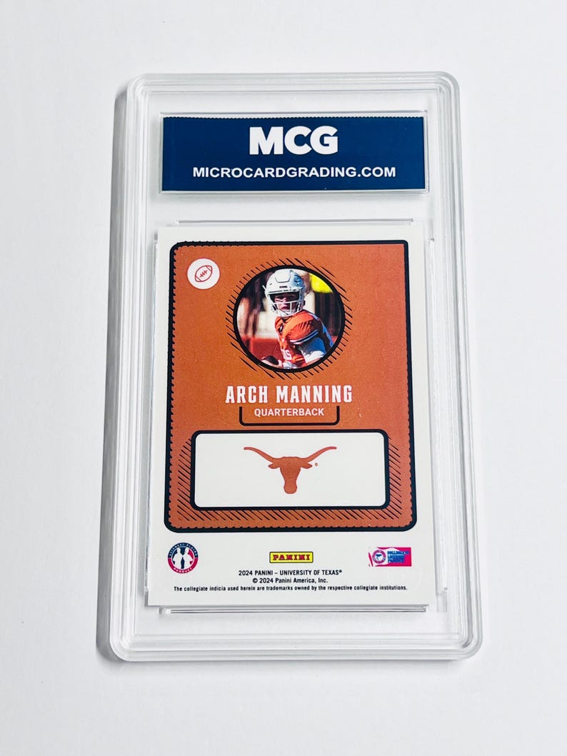 K&ouml;nnte beinhalten: Eine bewertete 2024 Panini University of Texas Arch Manning Football-Karte in einer durchsichtigen Kunststoffh&uuml;lle. Die Karte hat einen orangefarbenen Hintergrund, ein kreisf&ouml;rmiges Foto des Quarterbacks, den Text Arch Manning und ein Longhorn-Logo.