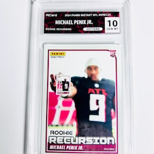 Pode incluir: Um cartão de futebol Panini Instant classificado com Michael Penix Jr. O cartão exibe uma foto do jogador com o uniforme dos Falcons, segurando uma imagem menor de si mesmo. O cartão é classificado como 10 GEM MT e inclui o texto "ROOKIE RECURSION".