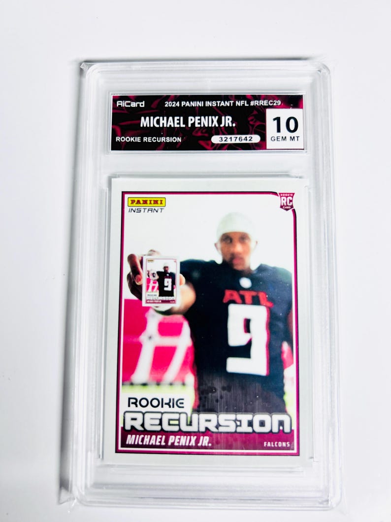 Puede incluir: Una tarjeta de f&uacute;tbol Panini Instant calificada con Michael Penix Jr. La tarjeta muestra una foto del jugador con el uniforme de los Falcons, sosteniendo una imagen m&aacute;s peque&ntilde;a de s&iacute; mismo. La tarjeta est&aacute; calificada como 10 GEM MT e incluye el texto "ROOKIE RECURSION".