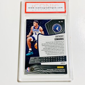 Op de afbeelding: Een basketbal trading card in een doorzichtige beschermhoes. De kaart toont Anthony Edwards van de Minnesota Timberwolves in een blauw en wit uniform. De kaart is beoordeeld door Iconic Grading Co.