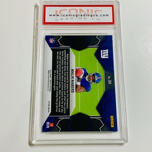 K&ouml;nnte beinhalten: Eine Football-Sammelkarte in einer transparenten Kunststoffh&uuml;lle. Die Karte zeigt einen Spieler in blauem Trikot mit dem Namen "MALIK NABERS". Die Karte ist mit "PRIZM" und "NFLPA" gekennzeichnet. Oben auf der H&uuml;lle befindet sich ein rot-wei&szlig;es Etikett mit "www.iconicgradingco.com".