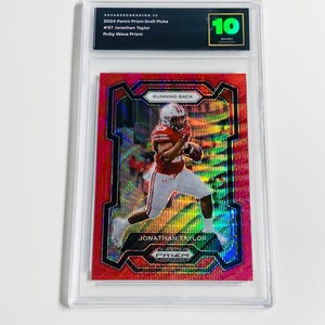 Könnte beinhalten: Eine bewertete Sport-Sammelkarte mit Jonathan Taylor in einem rot-silbernen Design. Die Karte trägt die Bezeichnung "2024 Panini Prizm Draft Picks" und ist mit 10 bewertet. Die Karte ist in einem transparenten Schutzhalter eingeschlossen.