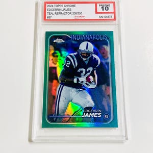 Puede incluir: Una tarjeta de fútbol Topps Chrome 2024 de color teal con Edgerrin James con el uniforme de los Indianapolis Colts. La tarjeta está calificada como Pristine 10 e incluye el texto "TEAL REFRACTOR 208/250".