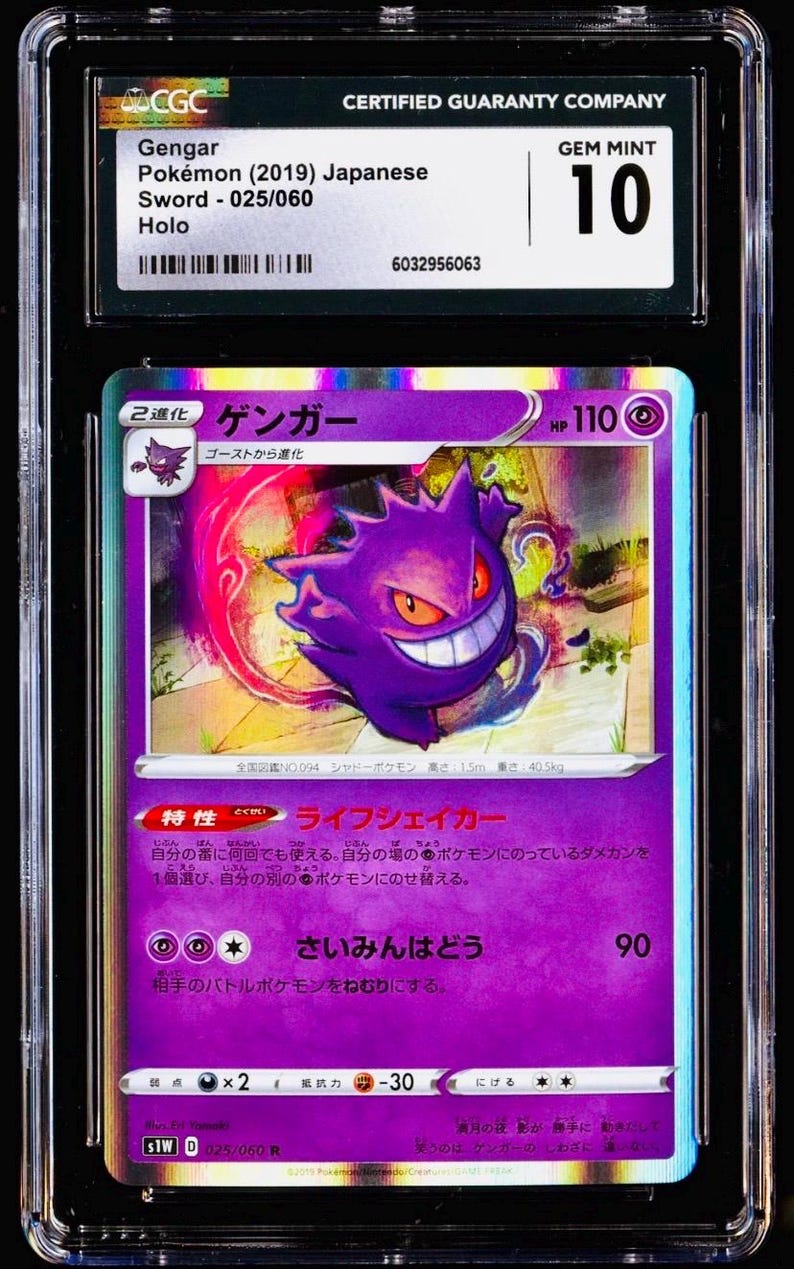 Pu&ograve; includere: Carta Pok&eacute;mon di Gengar, personaggio viola di tipo spettro, valutata GEM MINT 10. Testo giapponese, design olografico. La carta &egrave; della serie Sword giapponese, in una custodia protettiva.