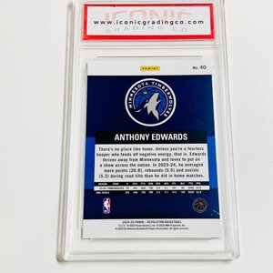 Puede incluir: Una tarjeta de baloncesto de Anthony Edwards calificada en una funda protectora transparente. La tarjeta presenta el logotipo de los Timberwolves de Minnesota y estad&iacute;sticas de jugadores. La parte superior de la funda tiene la direcci&oacute;n del sitio web www.iconicgradingco.com.