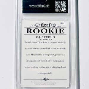 Puede incluir: Una tarjeta coleccionable calificada dentro de un estuche de pl&aacute;stico transparente. La tarjeta presenta el texto "ROOKIE" e informaci&oacute;n sobre C.J. Stroud, un mariscal de campo de Ohio State. La tarjeta Leaf incluye un c&oacute;digo QR.