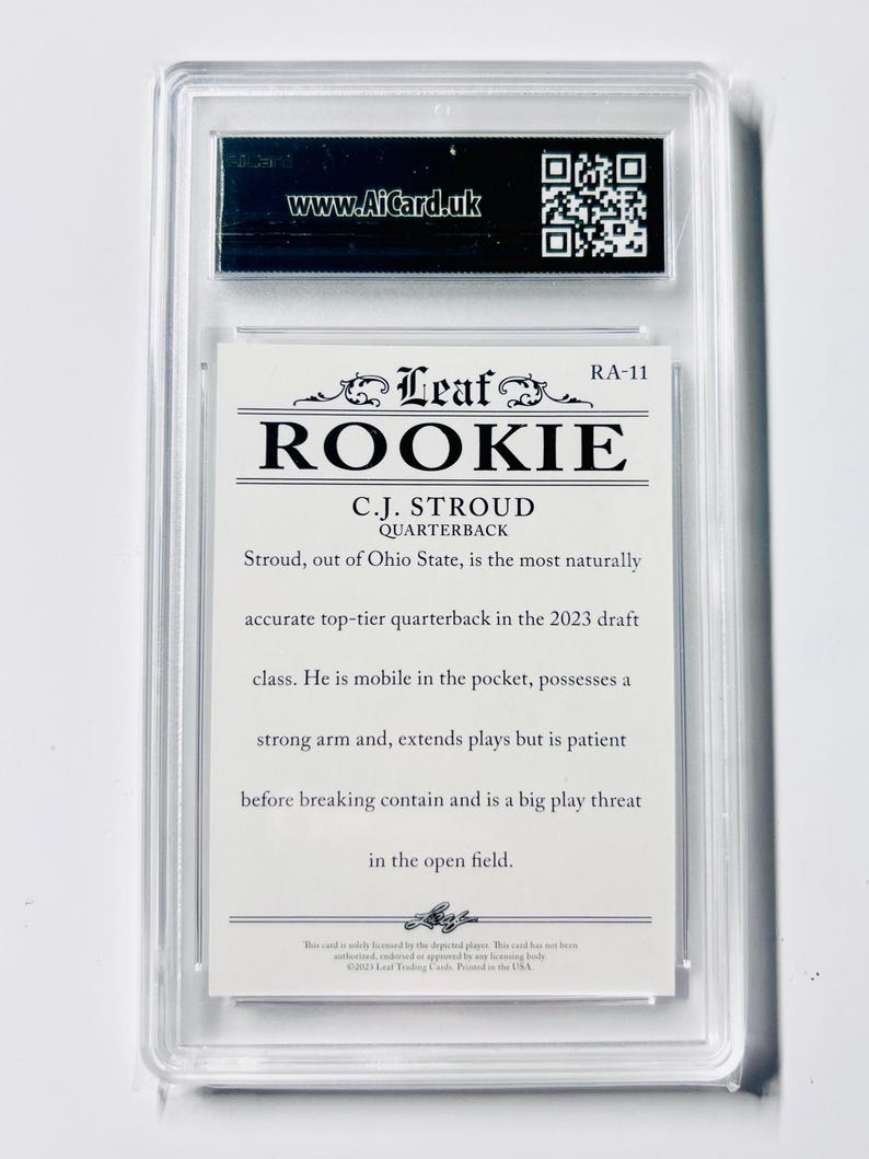 Puede incluir: Una tarjeta coleccionable calificada dentro de un estuche de pl&aacute;stico transparente. La tarjeta presenta el texto "ROOKIE" e informaci&oacute;n sobre C.J. Stroud, un mariscal de campo de Ohio State. La tarjeta Leaf incluye un c&oacute;digo QR.