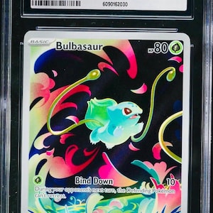 Könnte beinhalten: Eine bewertete Bulbasaur Pokémon-Karte aus dem Mega Evolution-Set, mit einer grünen und blauen Bulbasaur-Illustration mit rosa und gelben Akzenten. Die Karte ist von CGC mit GEM MINT 10 bewertet und enthält den Text "Bind Down".