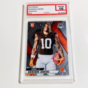 Pu&ograve; includere: Una carta collezionabile di football Quinshon Judkins 2025 Mosaic, variazione #276, valutata Pristine 10. La carta presenta un giocatore in uniforme dei Browns che tiene un pallone da football. La carta &egrave; racchiusa in un supporto protettivo trasparente.