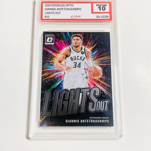 Pu&ograve; includere: Una carta collezionabile di basket con Giannis Antetokounmpo in uniforme dei Milwaukee Bucks. La carta &egrave; valutata Pristine 10 e include il testo "LIGHTS OUT" con uno sfondo colorato. La carta &egrave; racchiusa in un supporto protettivo trasparente.
