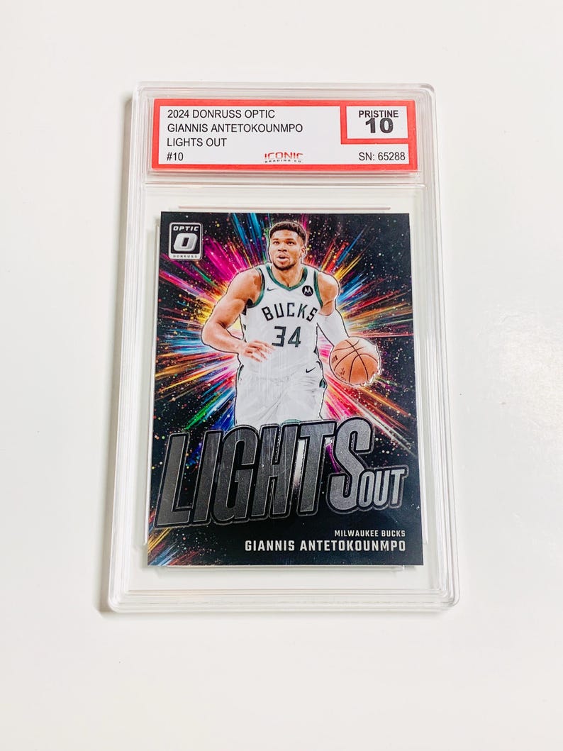 Pu&ograve; includere: Una carta collezionabile di basket con Giannis Antetokounmpo in uniforme dei Milwaukee Bucks. La carta &egrave; valutata Pristine 10 e include il testo "LIGHTS OUT" con uno sfondo colorato. La carta &egrave; racchiusa in un supporto protettivo trasparente.