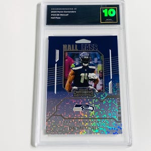 K&ouml;nnte beinhalten: Eine bewertete Football-Sammelkarte mit DK Metcalf von den Seattle Seahawks. Die Karte stammt aus der Serie 2024 Panini Contenders und ist mit 10 bewertet. Die Karte hat ein blaues und silbernes Design mit dem Wort "Hall Pass".