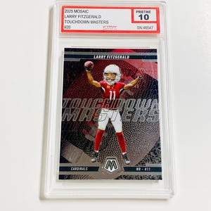Puede incluir: Una tarjeta coleccionable 2025 Mosaic Larry Fitzgerald Touchdown Masters, calificada como Pristine 10, en una funda protectora. La tarjeta muestra a Fitzgerald con el uniforme rojo y blanco de los Cardinals, atrapando un bal&oacute;n.