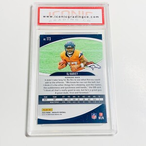 Puede incluir: Una tarjeta coleccionable de f&uacute;tbol dentro de un estuche de pl&aacute;stico transparente. La tarjeta presenta a RJ Harvey con el uniforme de los Broncos. La tarjeta incluye estad&iacute;sticas y texto sobre el jugador. La parte superior del estuche tiene el texto "www.iconicgradingco.com".